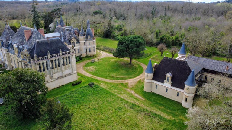  Un château unique caché dans la forêt 