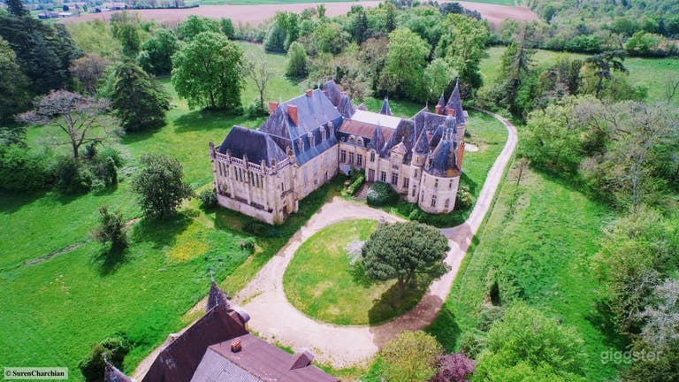  Un château unique caché dans la forêt 