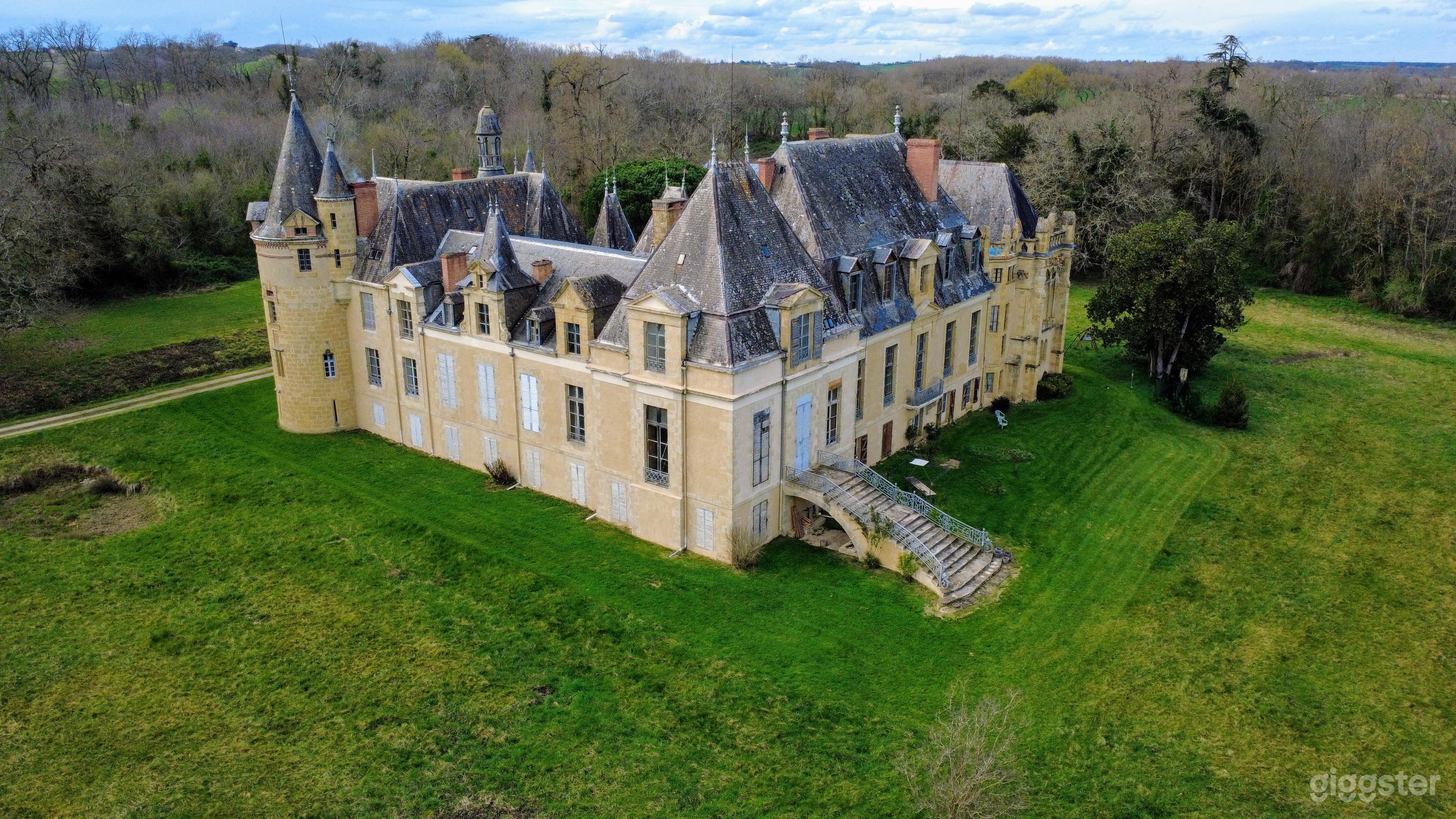Photo de Un château unique caché dans la forêt 4