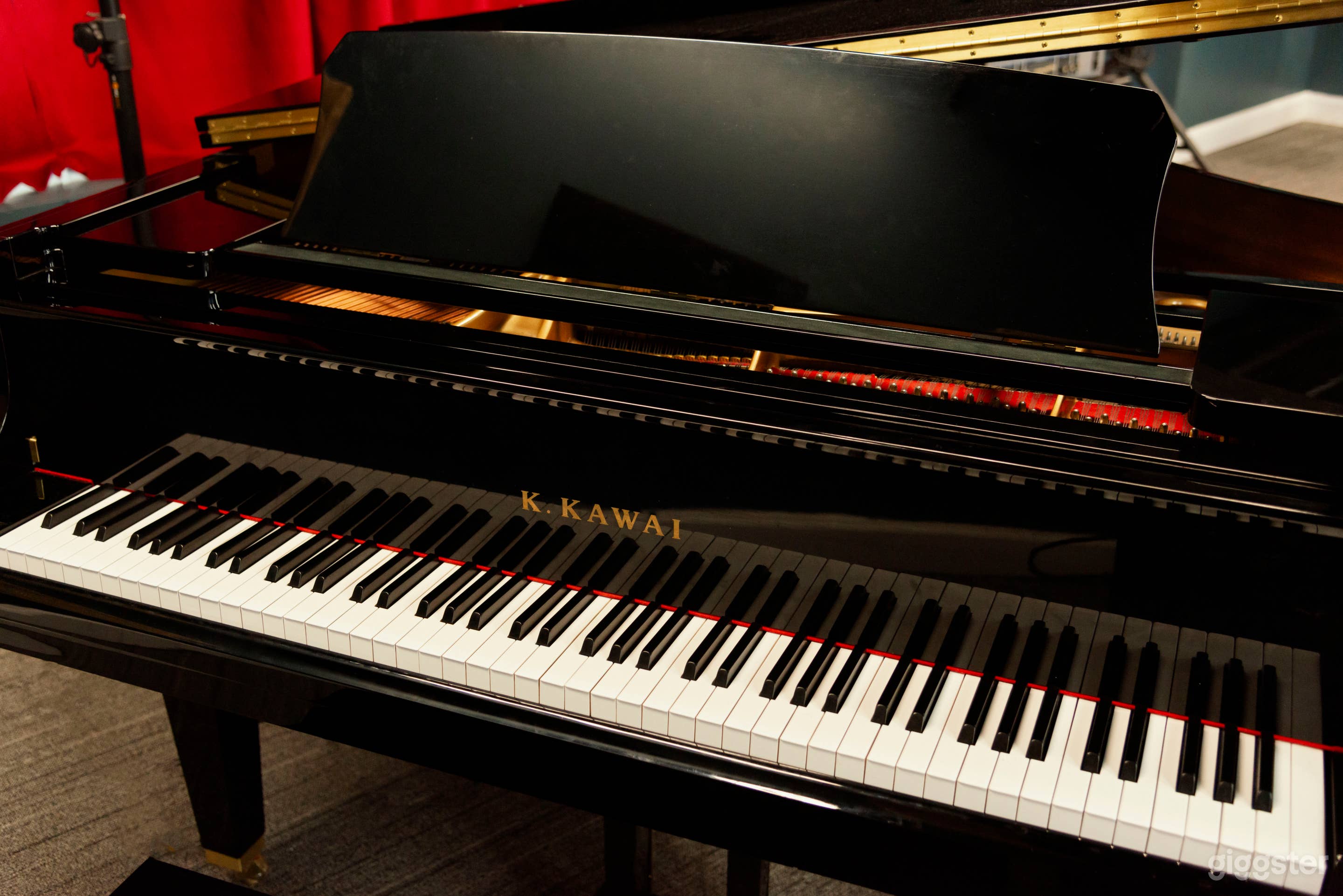 Elegant Music Rehearsal Studio for Independent Performances Photo 3
