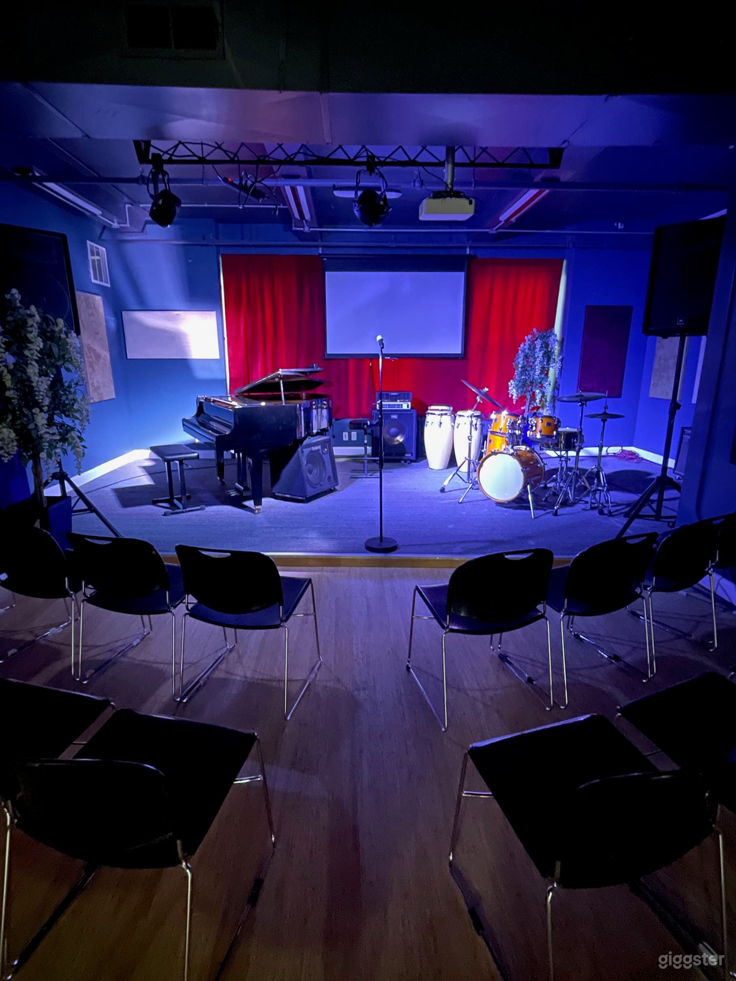Elegant Music Rehearsal Studio for Independent Performances Photo 4