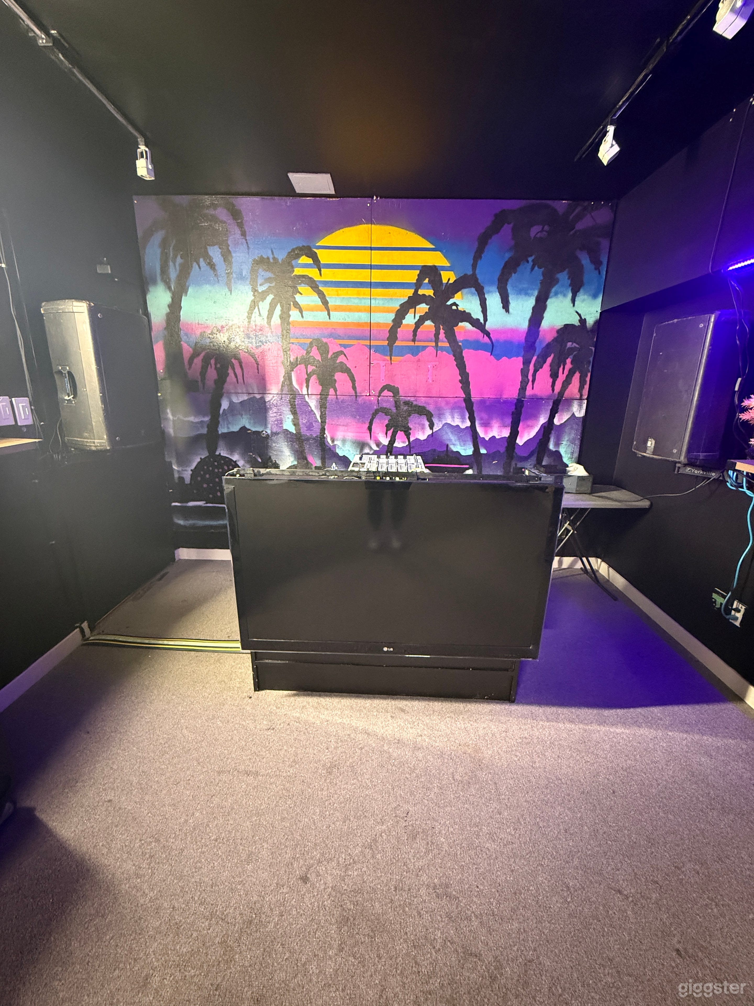 “ I C O N “ Lounge Photo 2