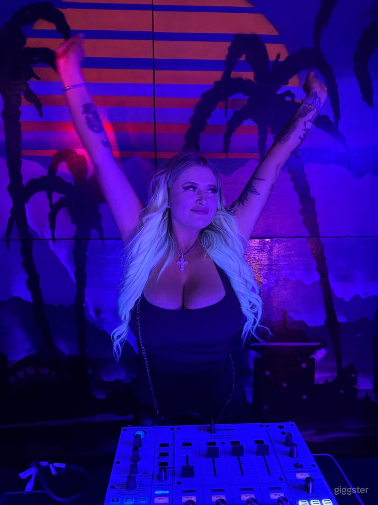  “ I C O N “ Lounge 