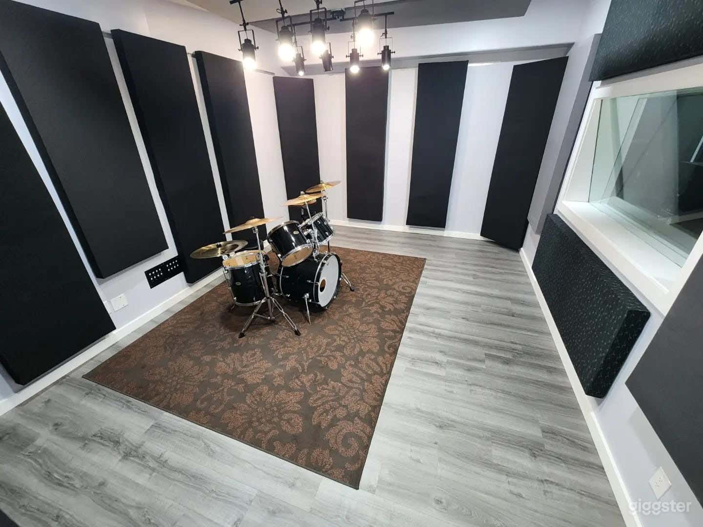 Urban Photo Studio with Acoustic Insulation Photo 1