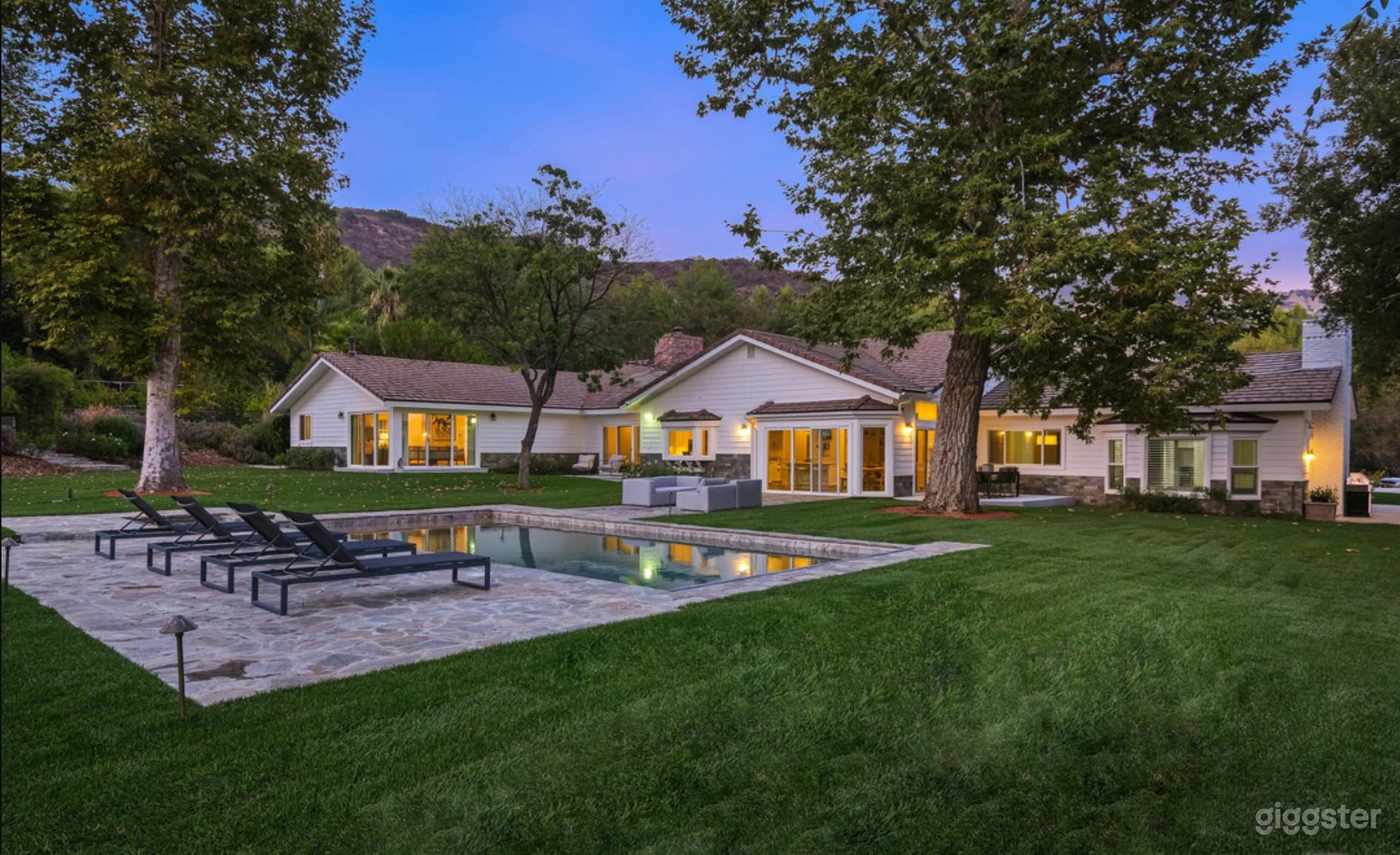 ELEGANT RANCH ESTATE WITH LUXE MODERN CHARM Photo 2