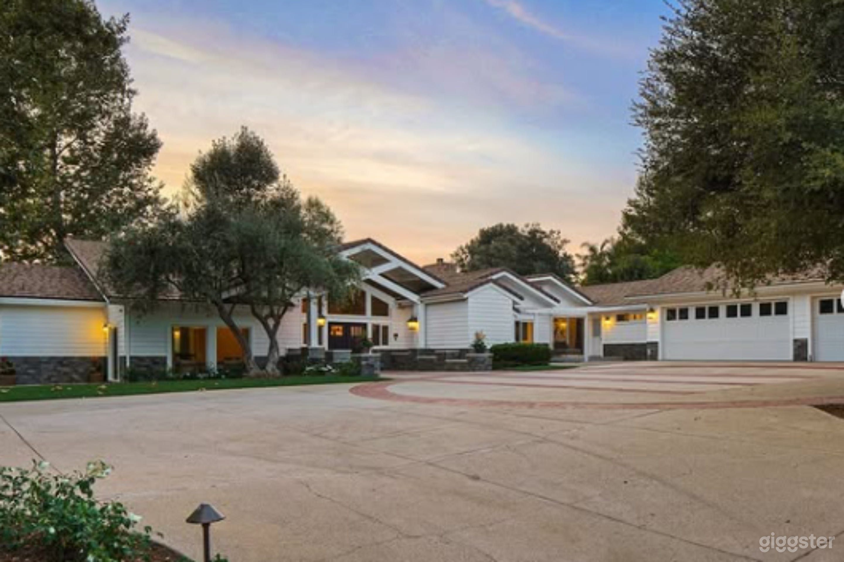 ELEGANT RANCH ESTATE WITH LUXE MODERN CHARM Photo 4