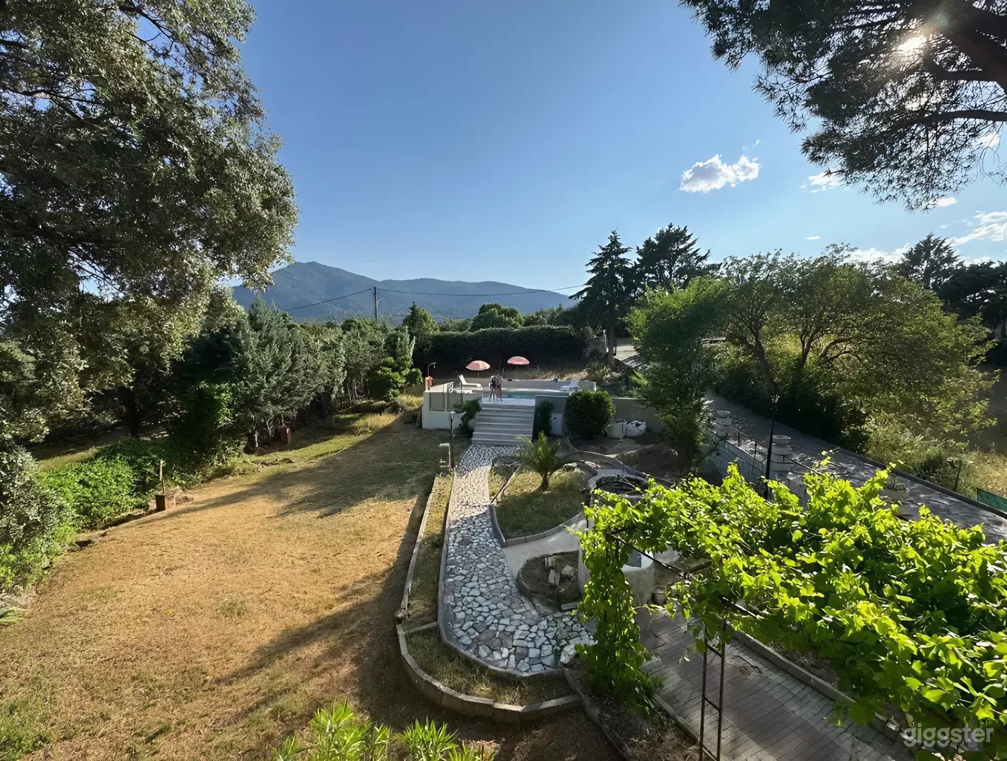 Encantadora casa de campo reformada con jardines y luz natural Foto 2