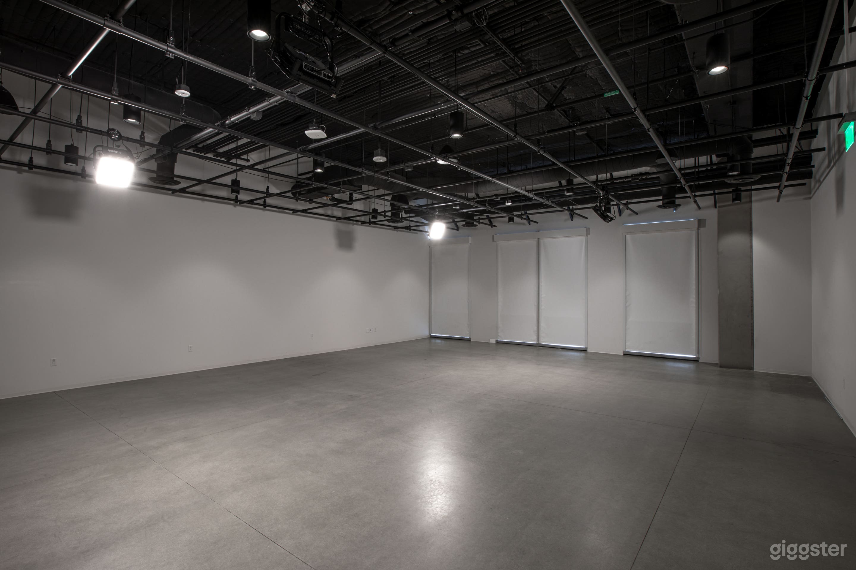 Full lighting grid in both studios 