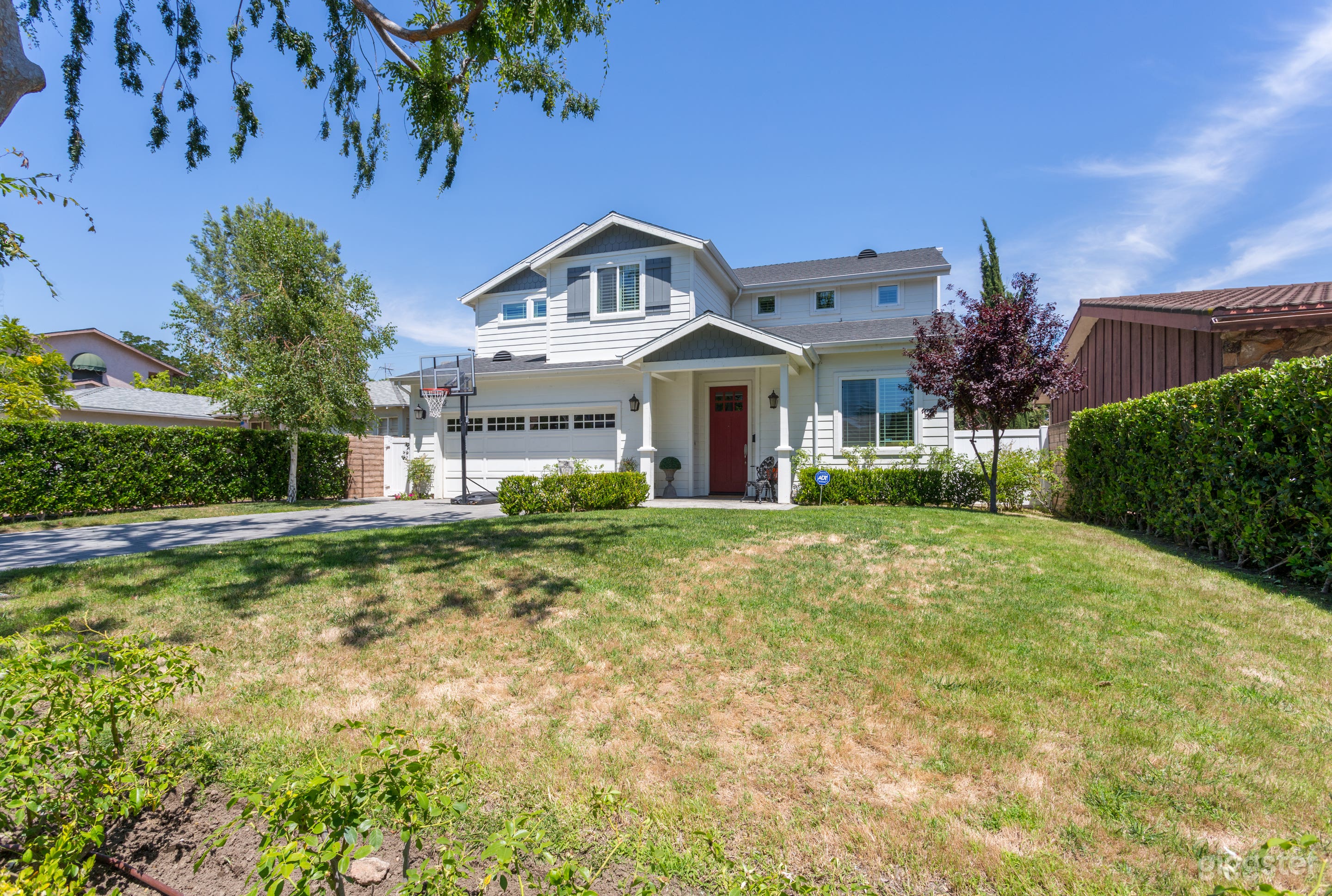 Beautiful 2 Story Modern Home Photo 4