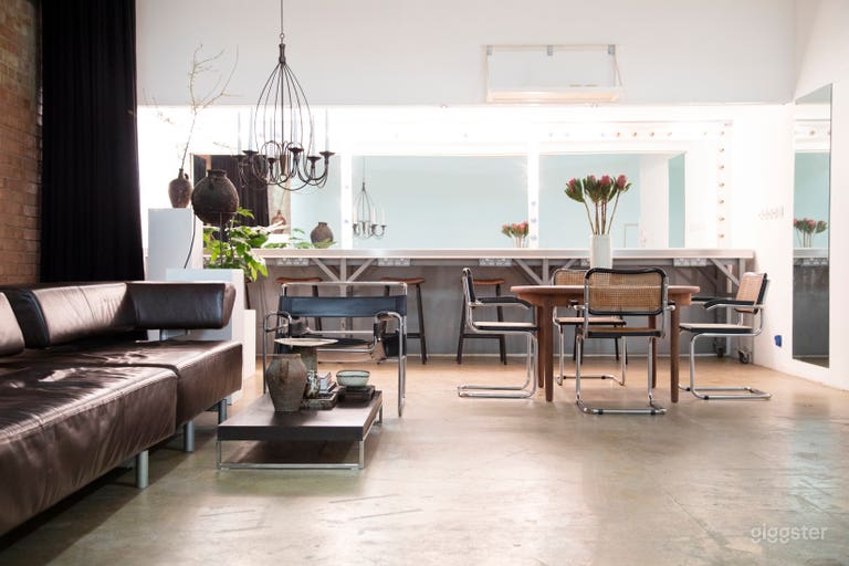  Infinity cove and brick wall studio & outdoor area 