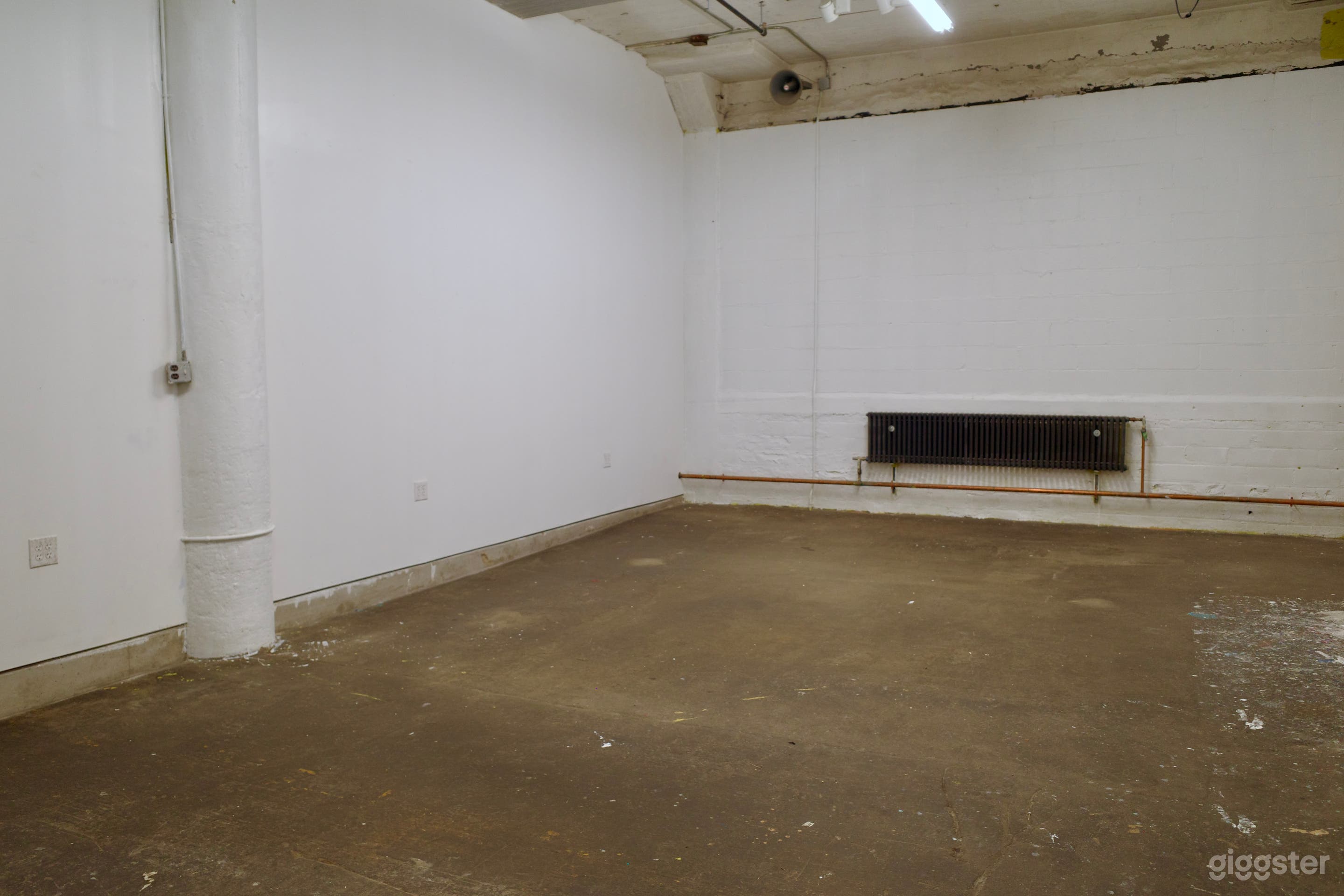Make it happen in my empty studio! Photo 3
