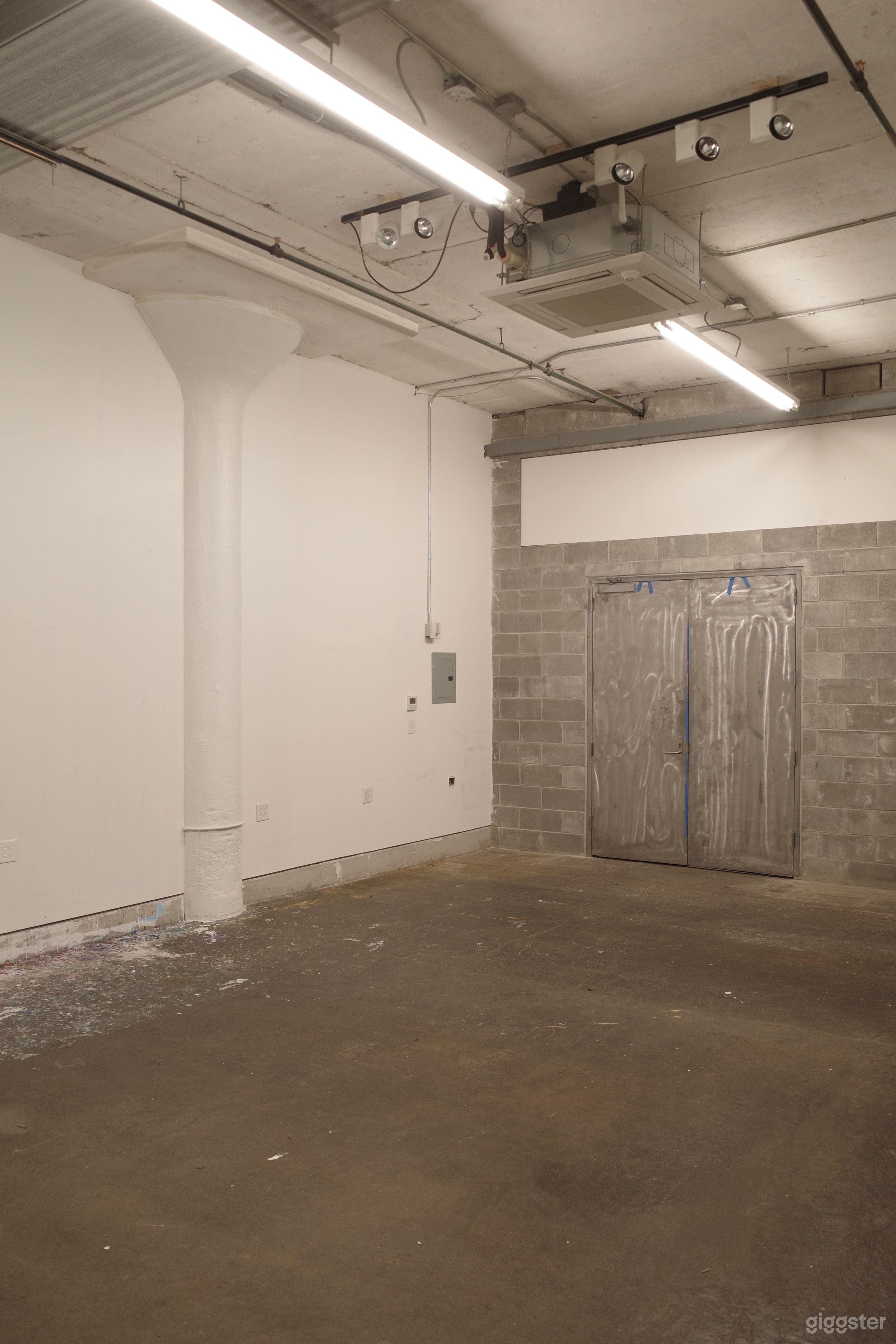 Make it happen in my empty studio! Photo 4