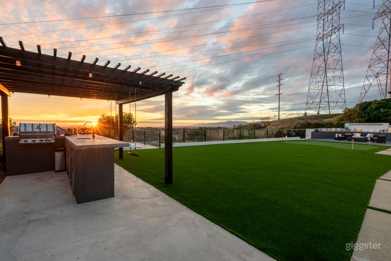  Sunset Views from the large Modern Outdoor Kitchen/BBQ/Bar with Swings &amp; Barstools 