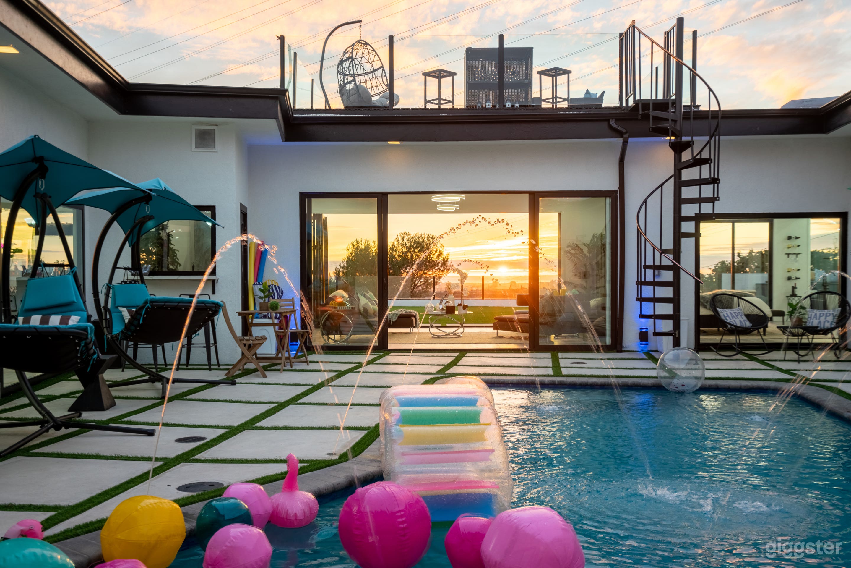 Breathtaking Infinity Sunset Views from the Luxury Courtyard Pool with Water Jets 
