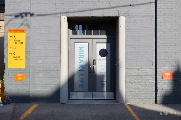  Accès rue Espace pour un chargement facile du matériel. 1 place de parking incluse 