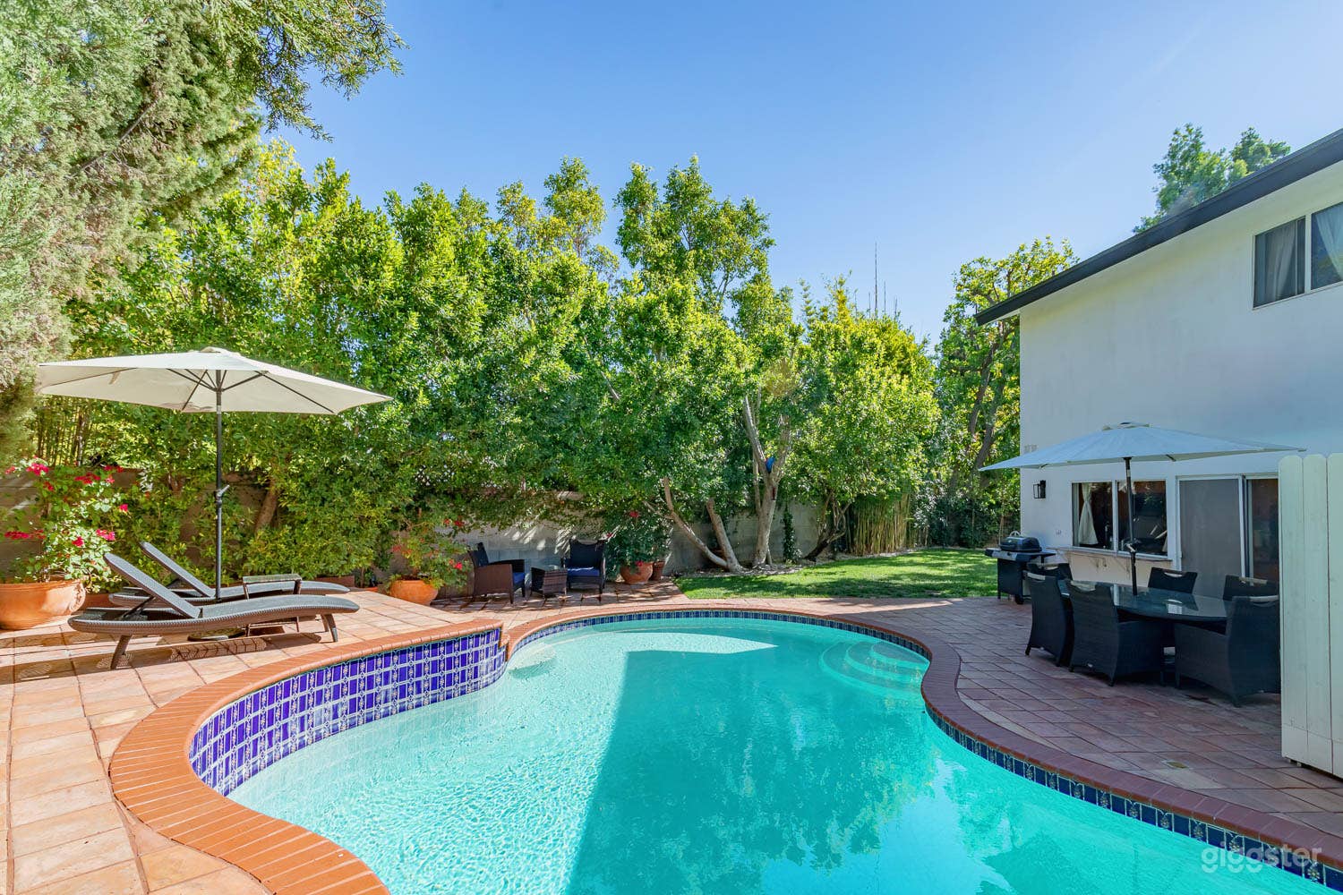 Modern Family Retreat in Valley Village Photo 1