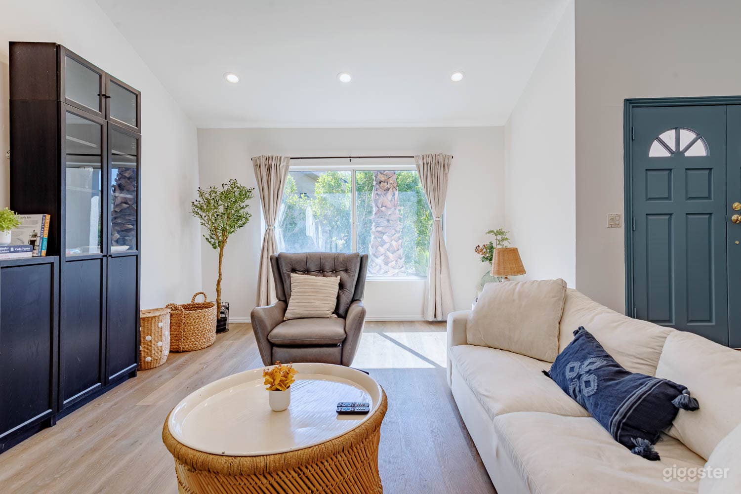 Modern Family Retreat in Valley Village Photo 3