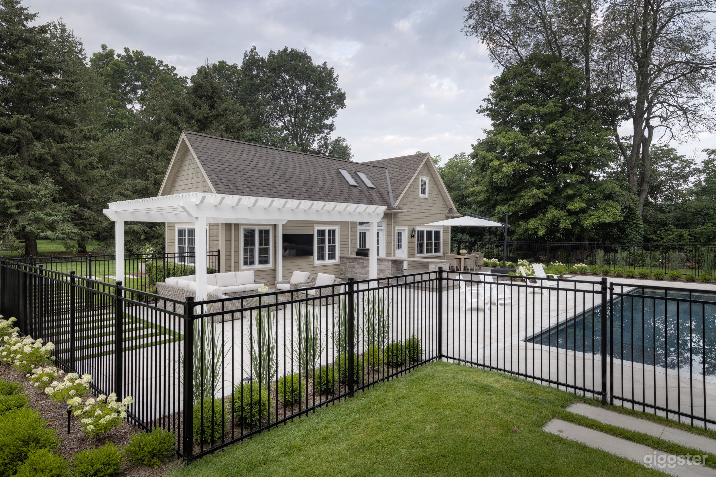 1.5 Acre Georgian Estate Home Photo 3