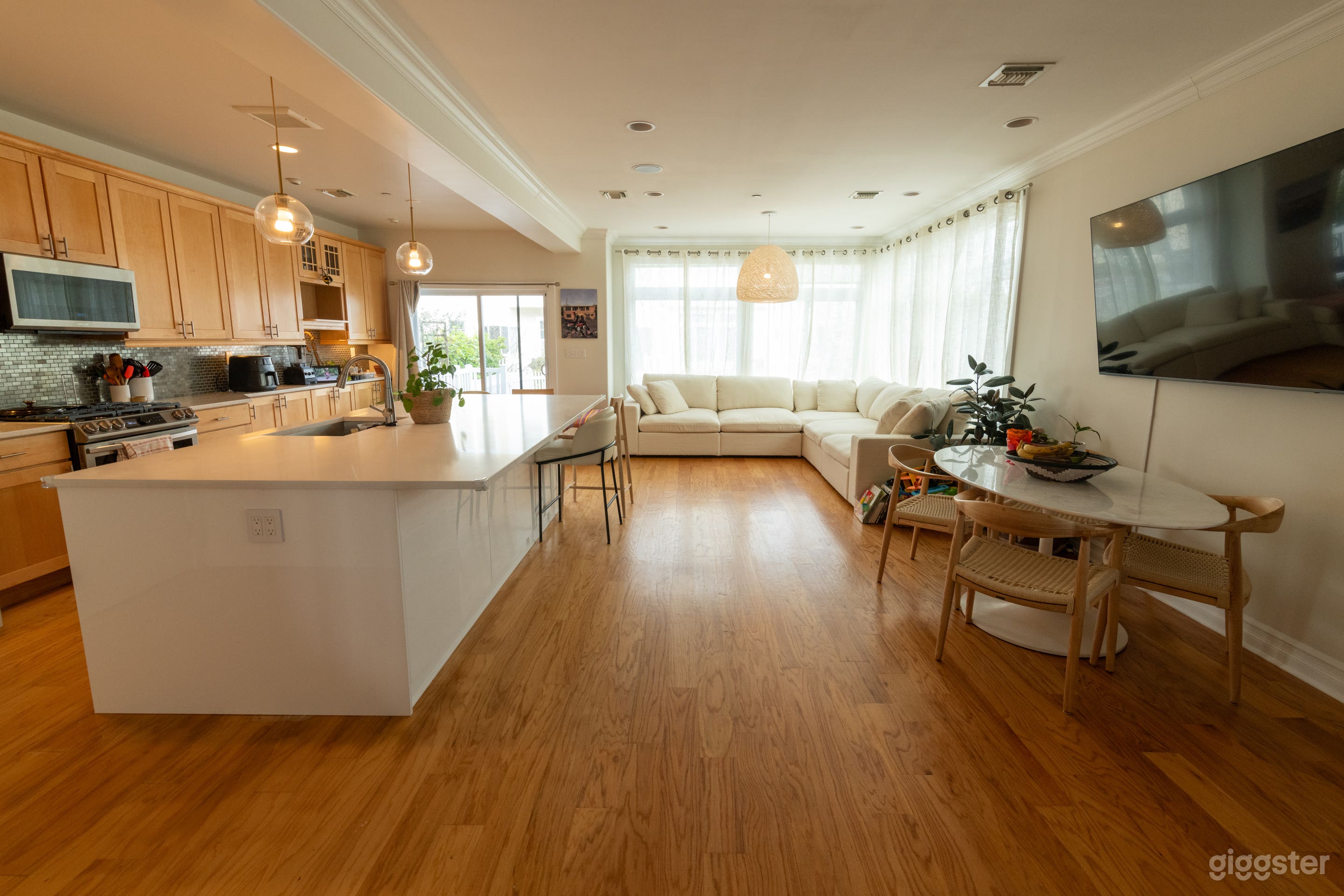 Modern Family Home Photo 3