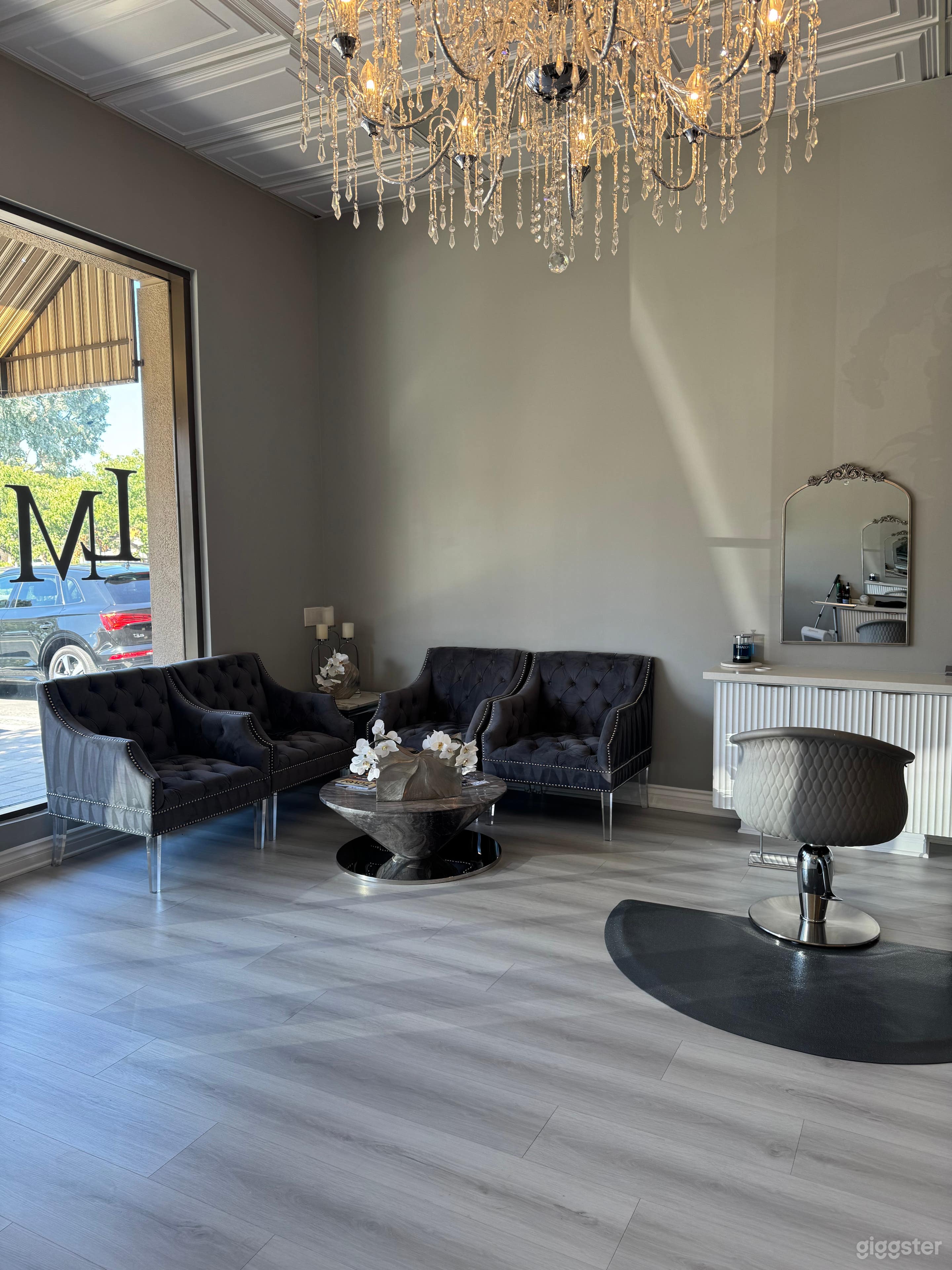 Chic Salon Space for Photoshoots, Events, Filming, Content Photo 2