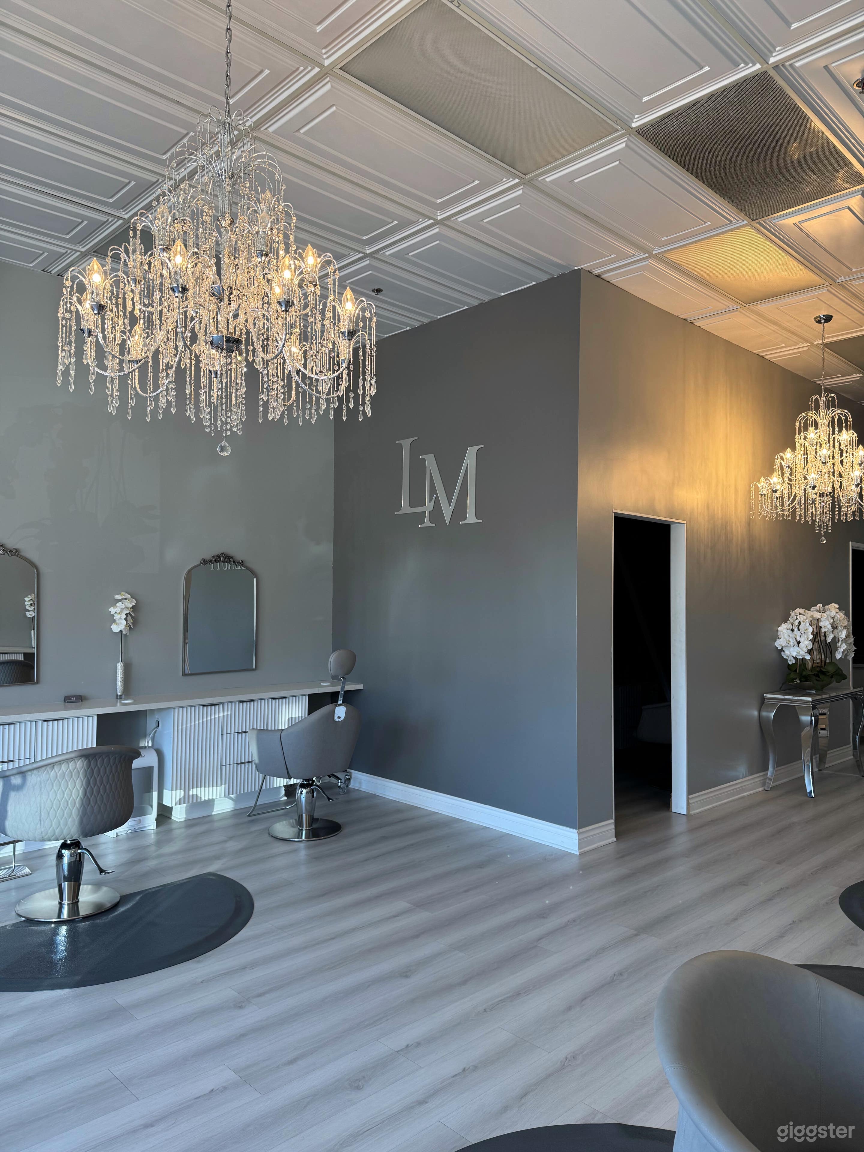 Chic Salon Space for Photoshoots, Events, Filming, Content Photo 1