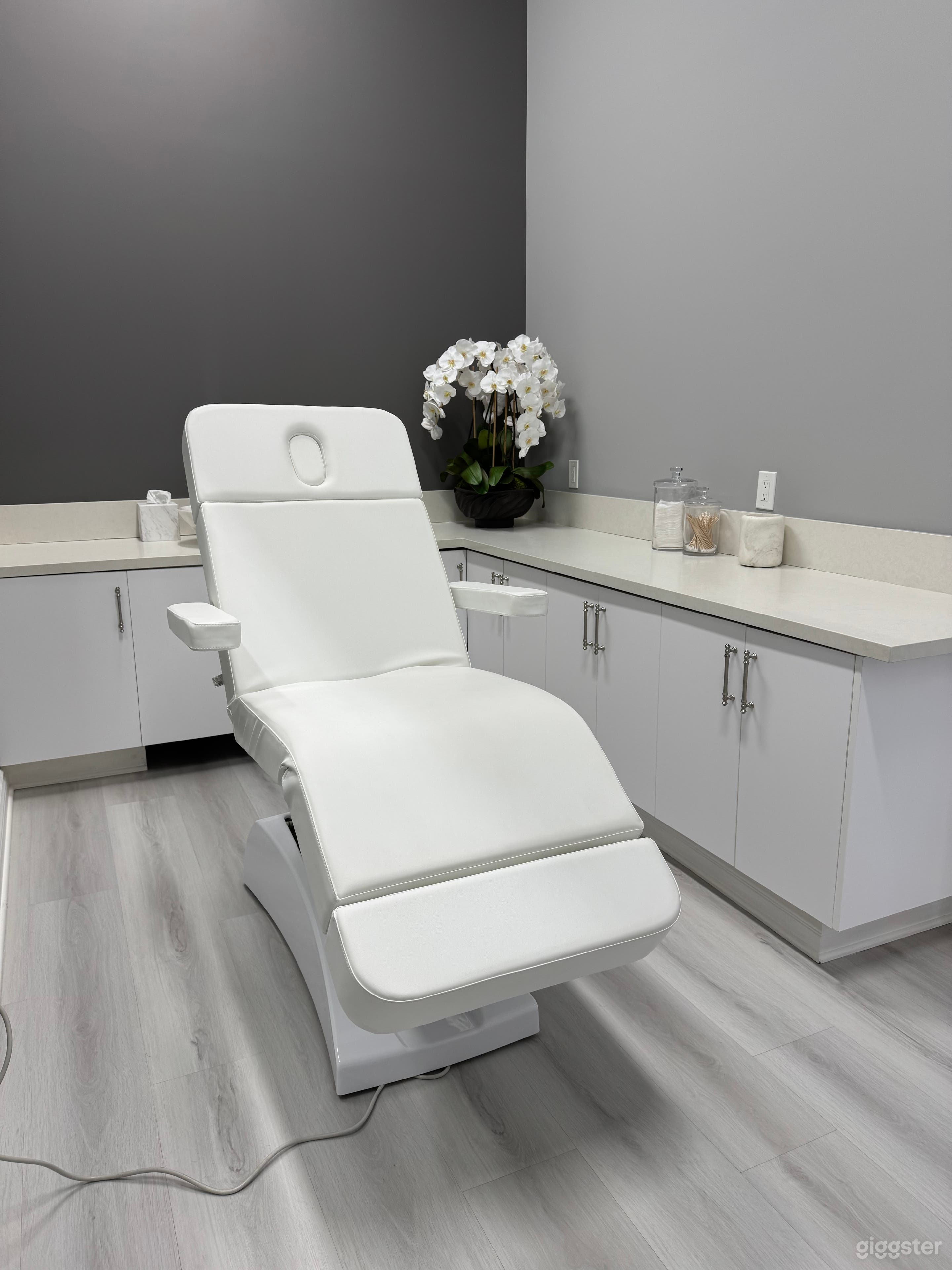 Chic Salon Space for Photoshoots, Events, Filming, Content Photo 4