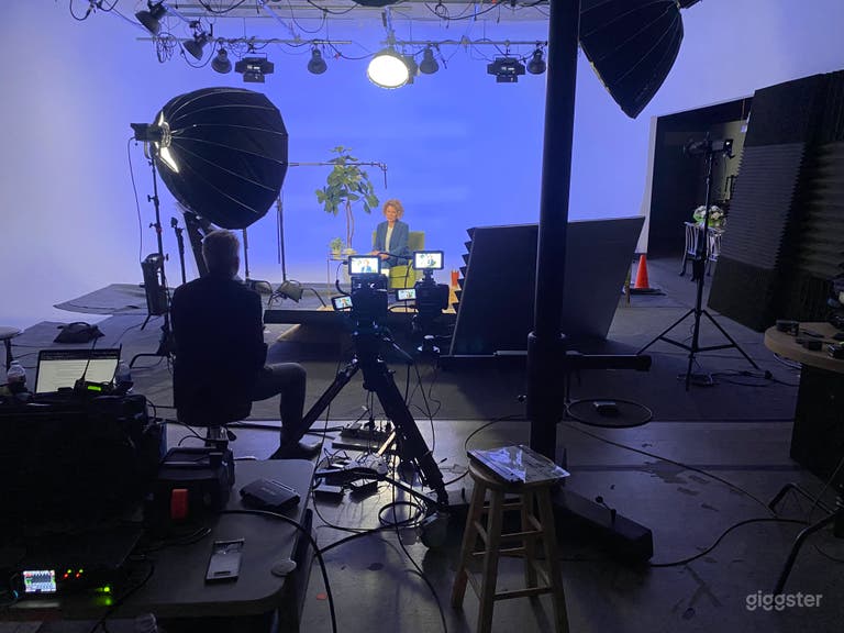  Cyc wall with NanLite for video interviews 