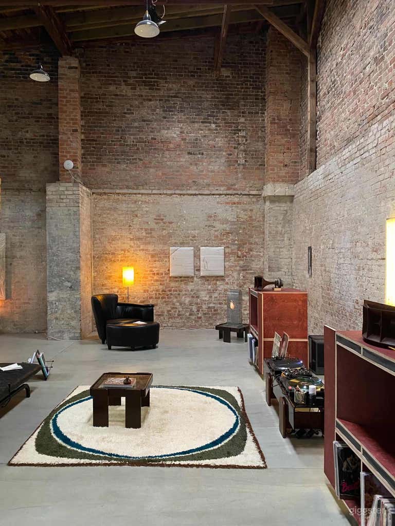  Spazio Versatile per Eventi Creativi e Produzioni 