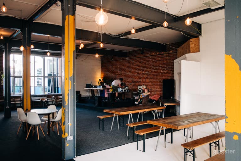  Espacio para eventos con ejemplo de mobiliario. 