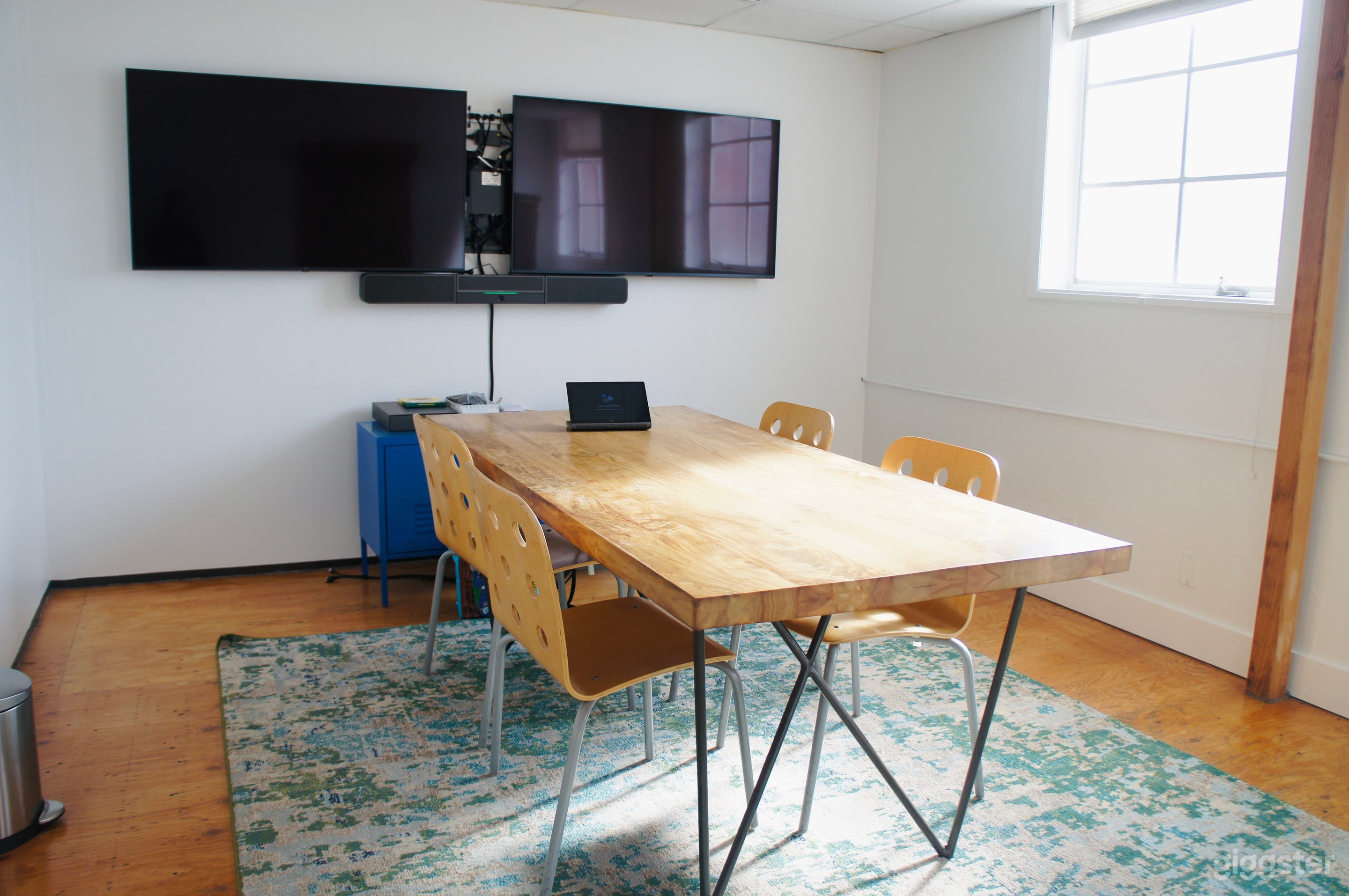 Modern Loft Studio for Productions, Workshops & Hybrid Photo 4