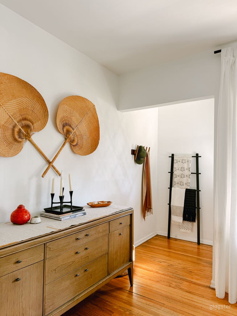  Entry / Front Living Room 