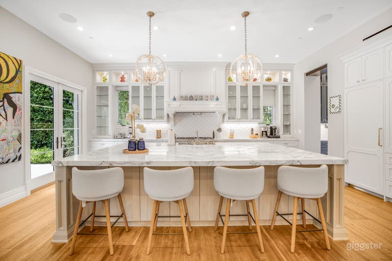  ELEGANT OLIVE ESTATE: TIMELESS CHARM & MODERN FLOW 