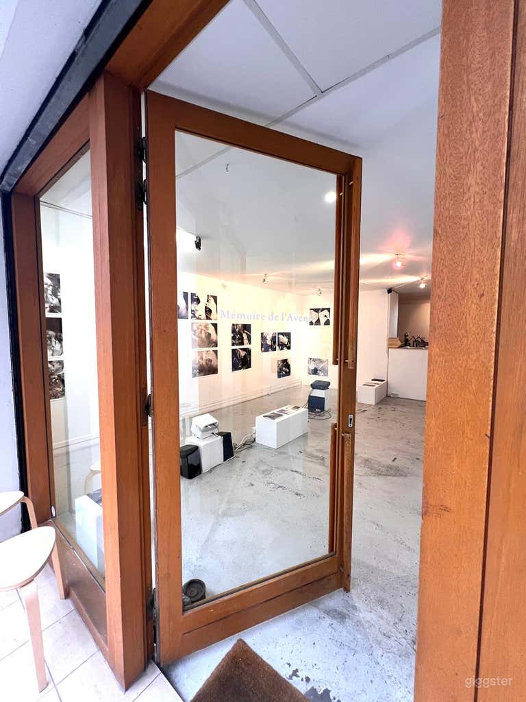  Bright Contemporary Art Gallery with Street Windows | Paris 