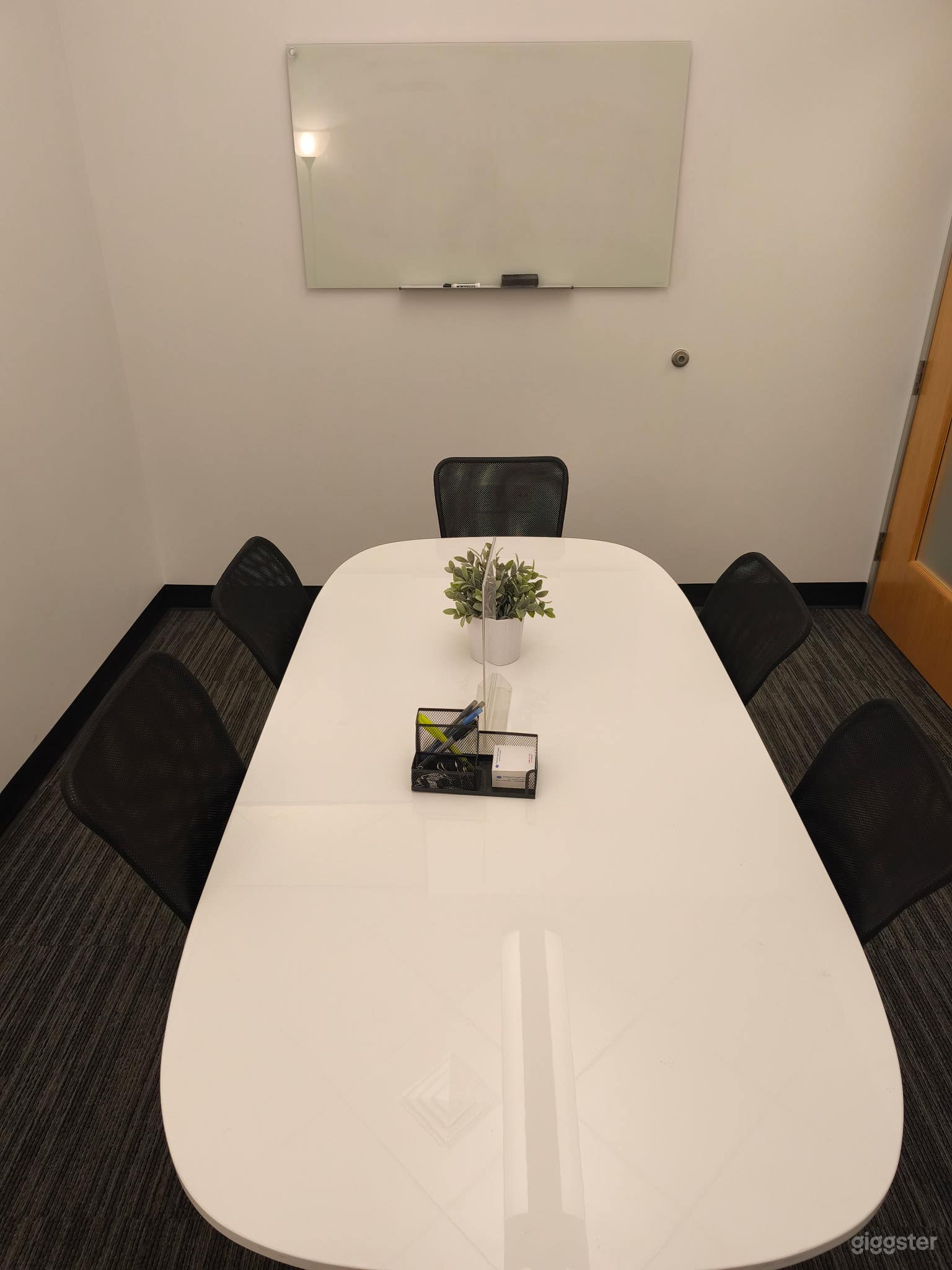 Spacious Shared Office Spaces on Main Photo 4