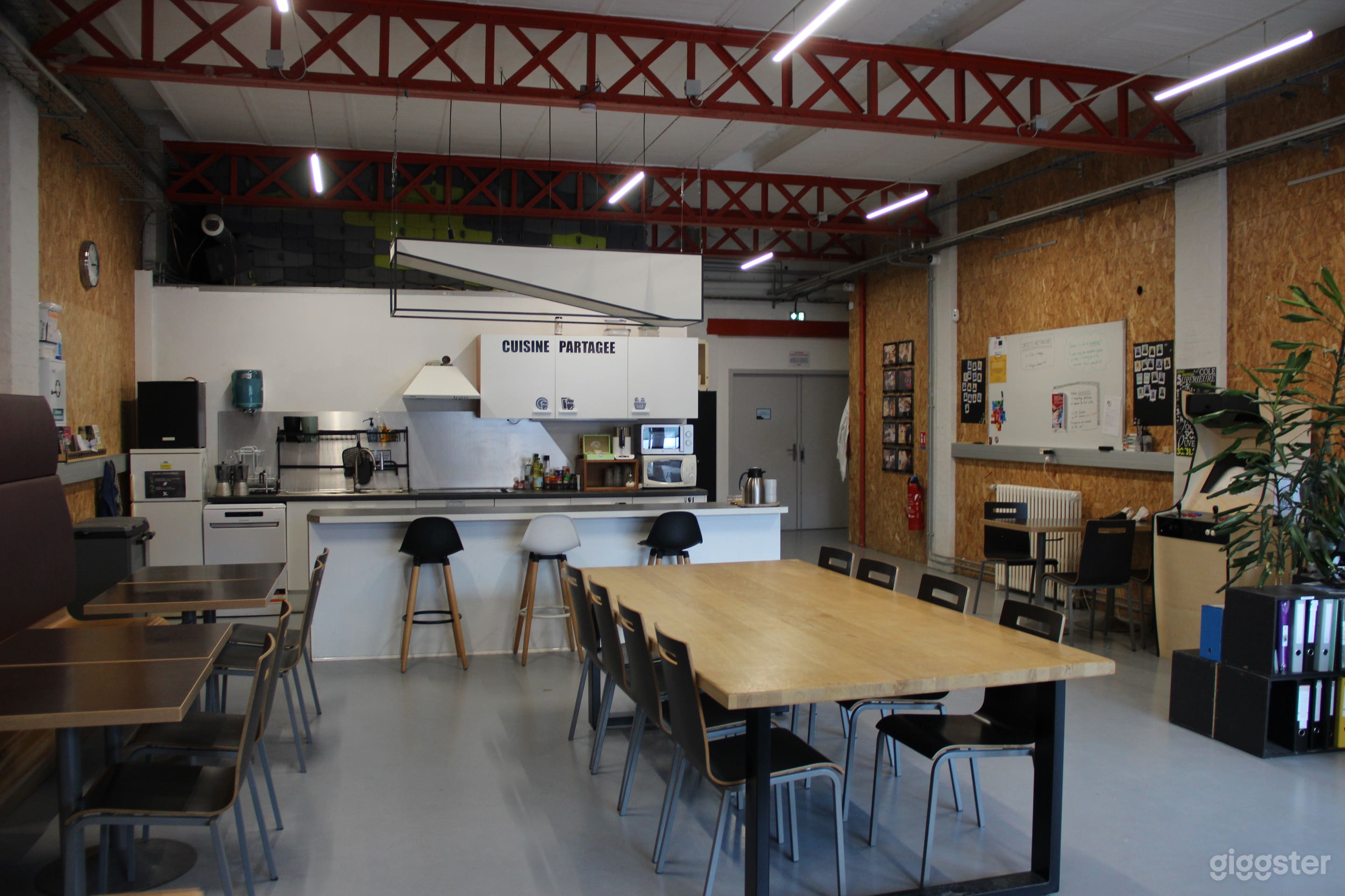 Photo de Cafétéria lumineuse & espace lounge dans un espace créatif industriel 3