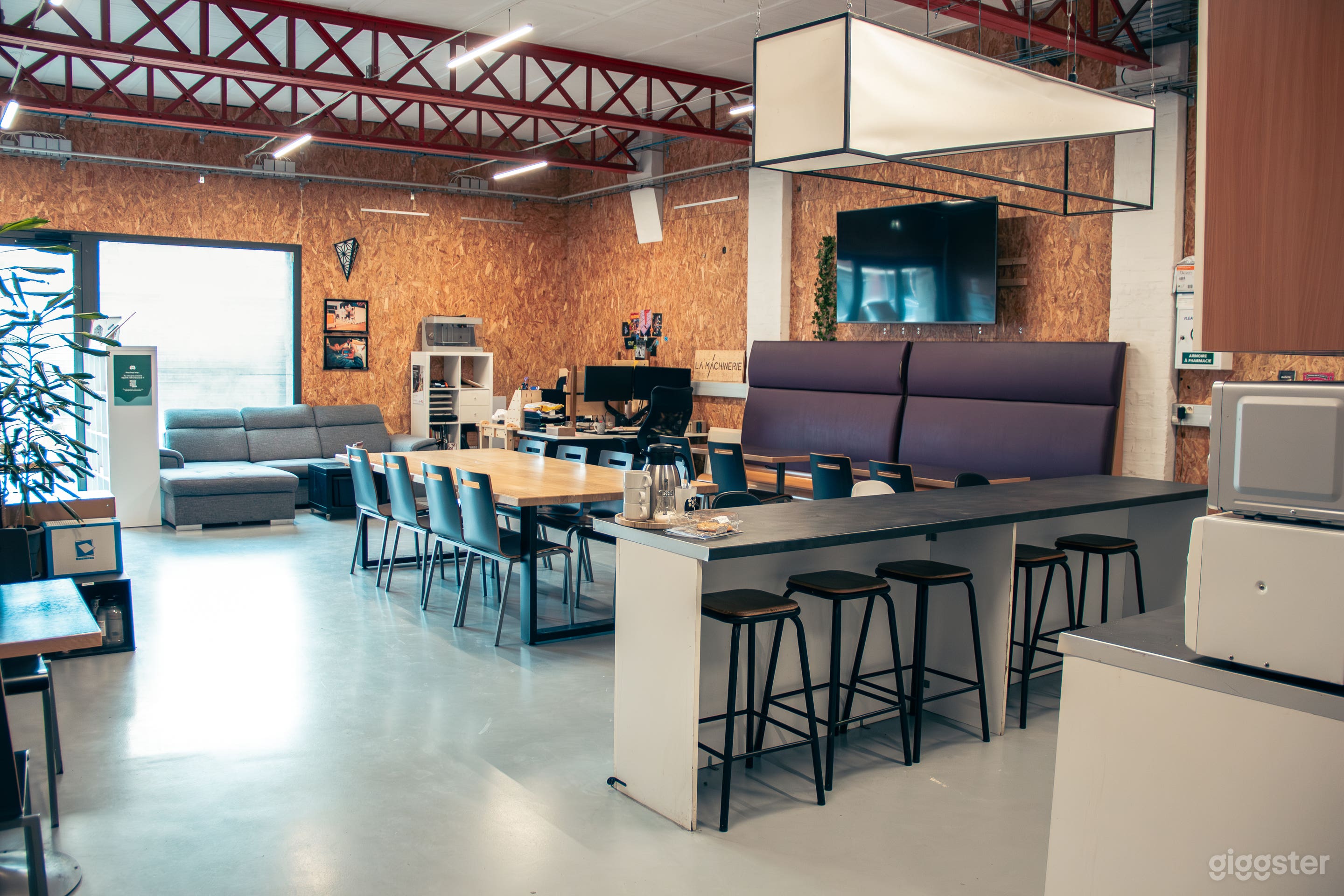 Photo de Cafétéria lumineuse & espace lounge dans un espace créatif industriel 2