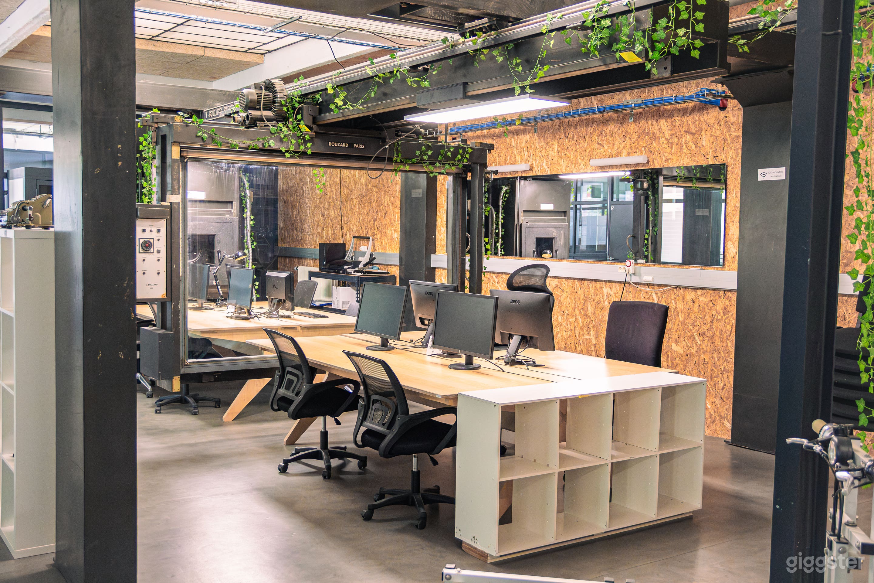Photo de Cafétéria lumineuse & espace lounge dans un espace créatif industriel 1