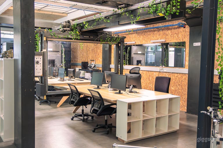  Cafétéria lumineuse & espace lounge dans un espace créatif industriel 