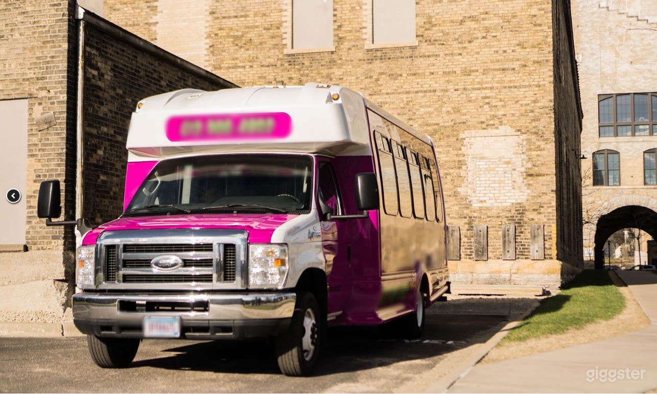 VIP Party Bus "Pink Jewel" in Minneapolis Photo 1