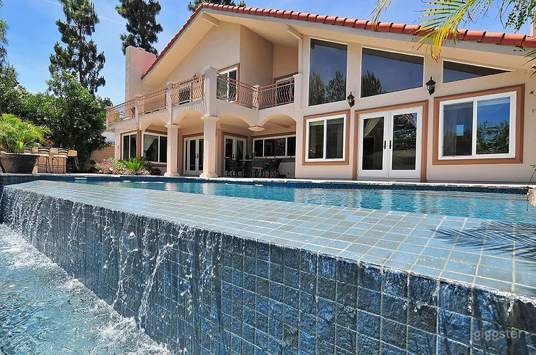  Astonishing Lakefront Infinity Pool 