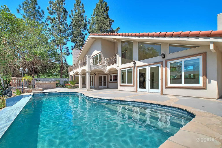  Astonishing Lakefront Infinity Pool 