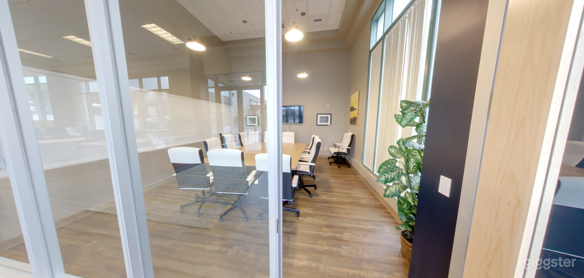 Natural-Lit Conference Room in San Rafael Photo 2