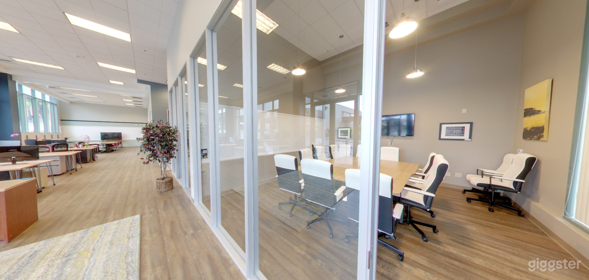 Natural-Lit Conference Room in San Rafael Photo 3