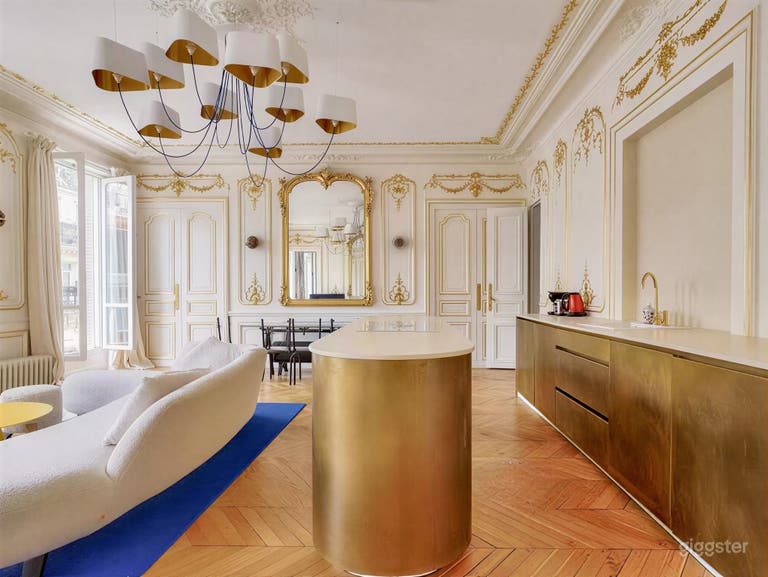  The Golden Lounge 