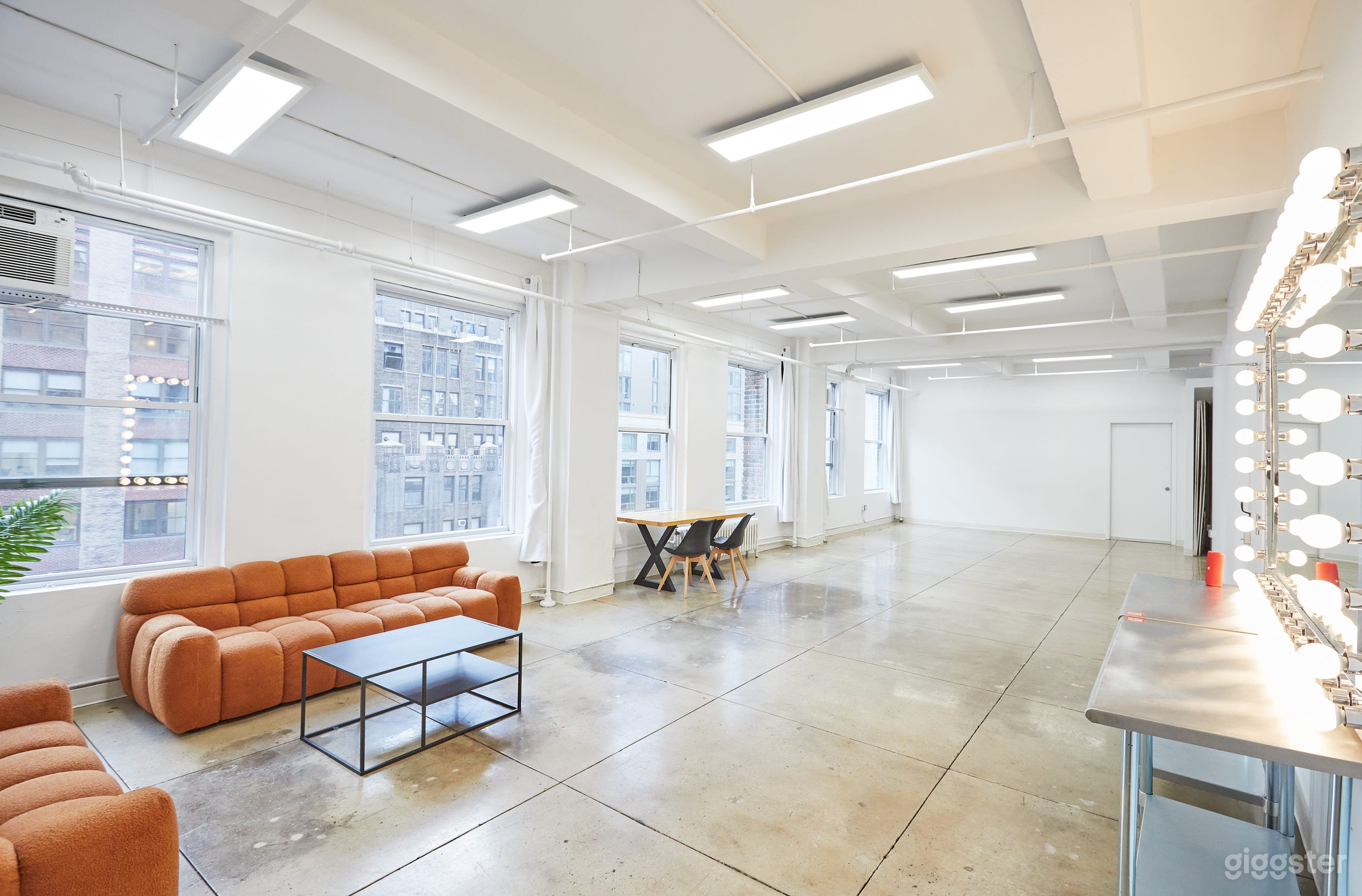 14B Huge Manhattan Studio City Views + Free EQ Photo 2