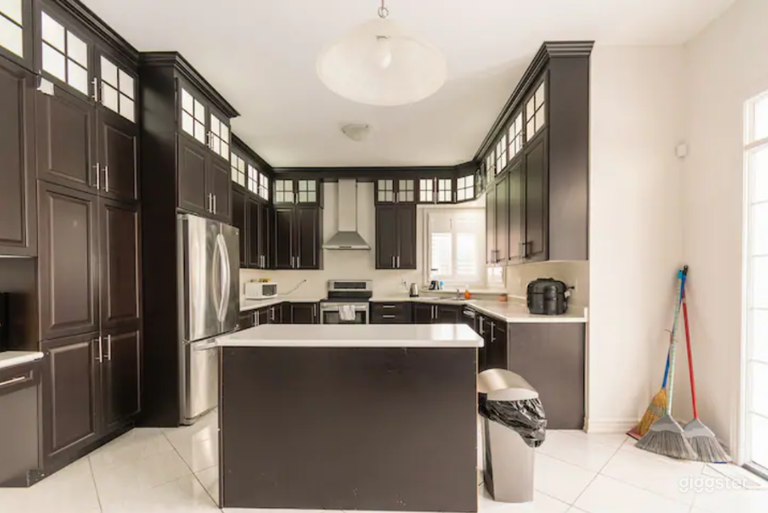  Modern Luxury Mansion 