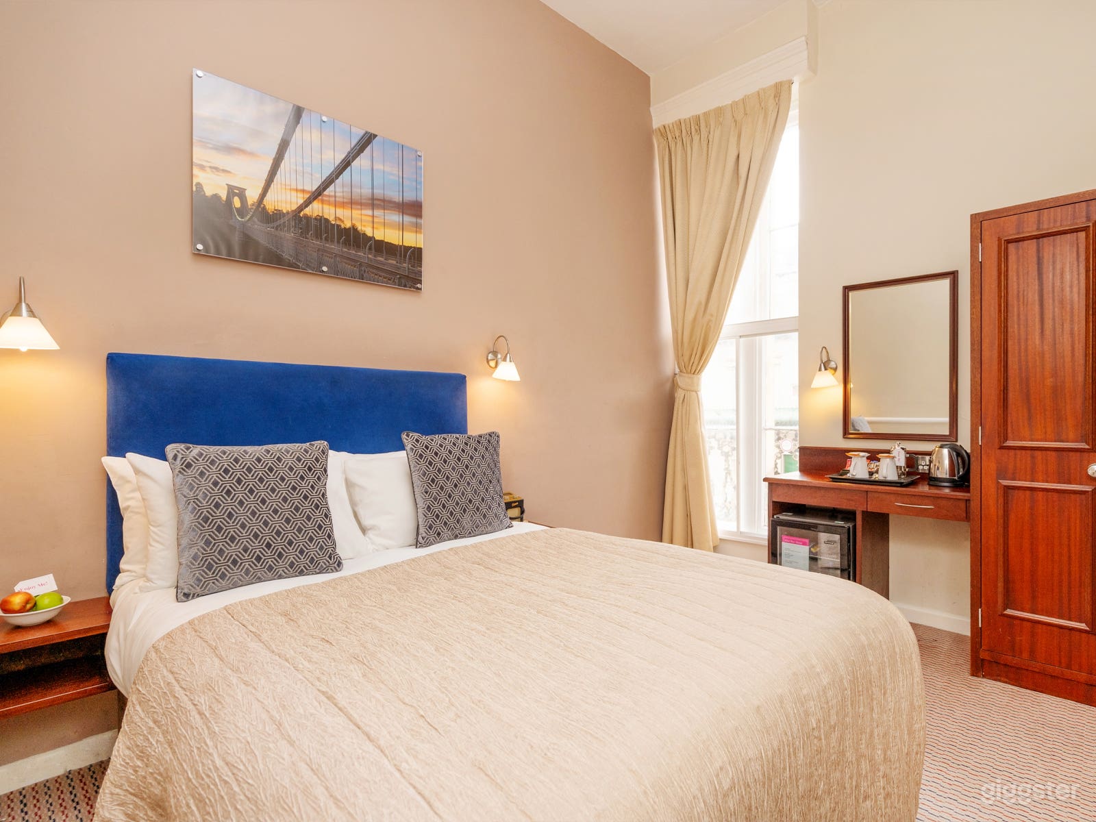 Large 3-star hotel with unique Georgian exterior  Photo 2