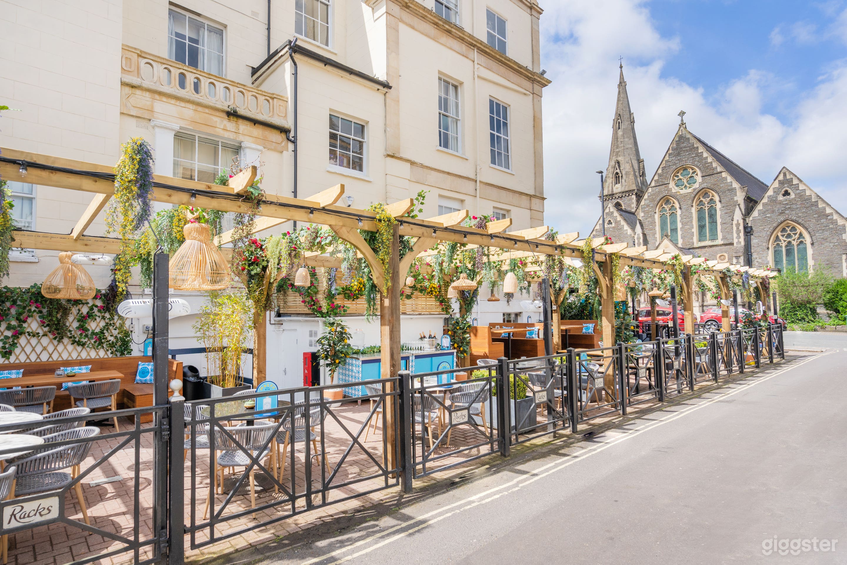 Large 3-star hotel with unique Georgian exterior  Photo 1