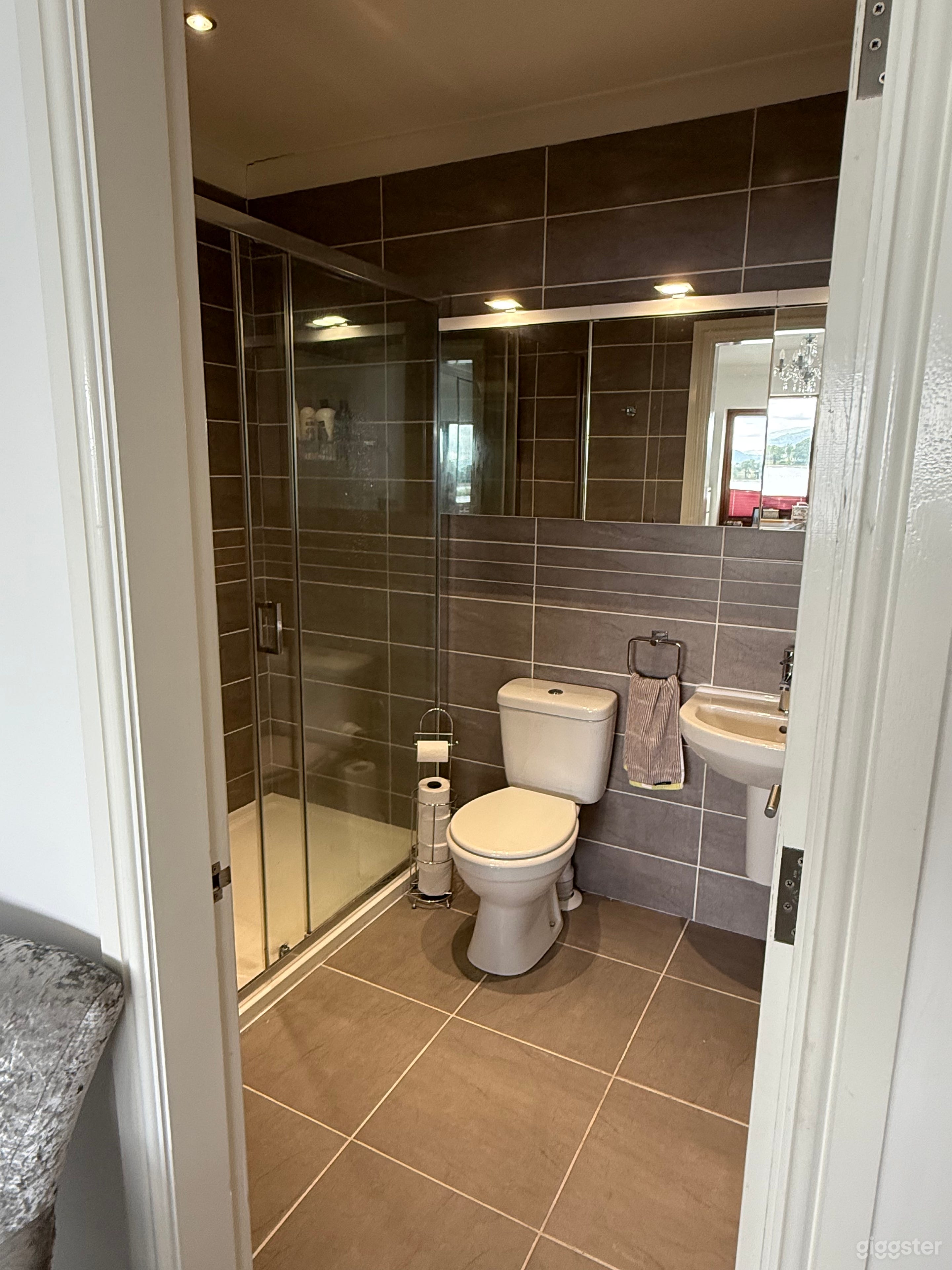 Lake house North Wales Photo 3