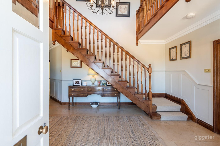  Quintessentially British Cotswold Farmhouse and Land 